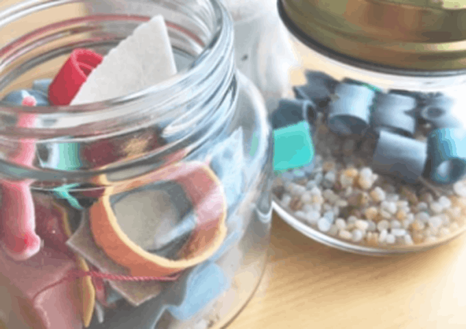 瓶の中に色々な雑貨